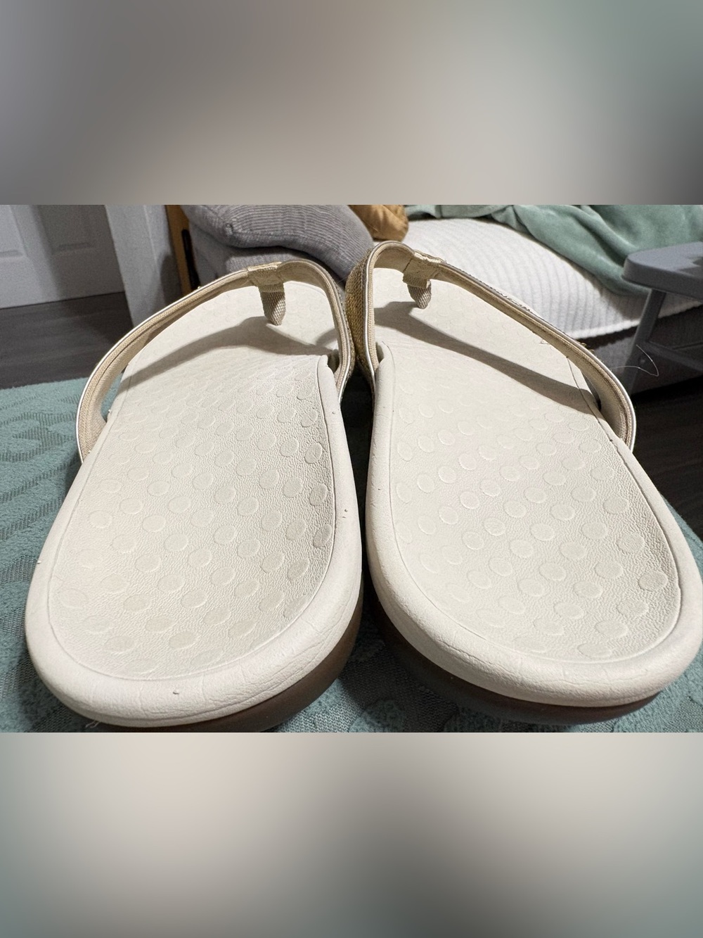 New Vionic Women's Tide Gold Sequined Orthotic Thong Sandals - Size 8 - Picture 3 of 16